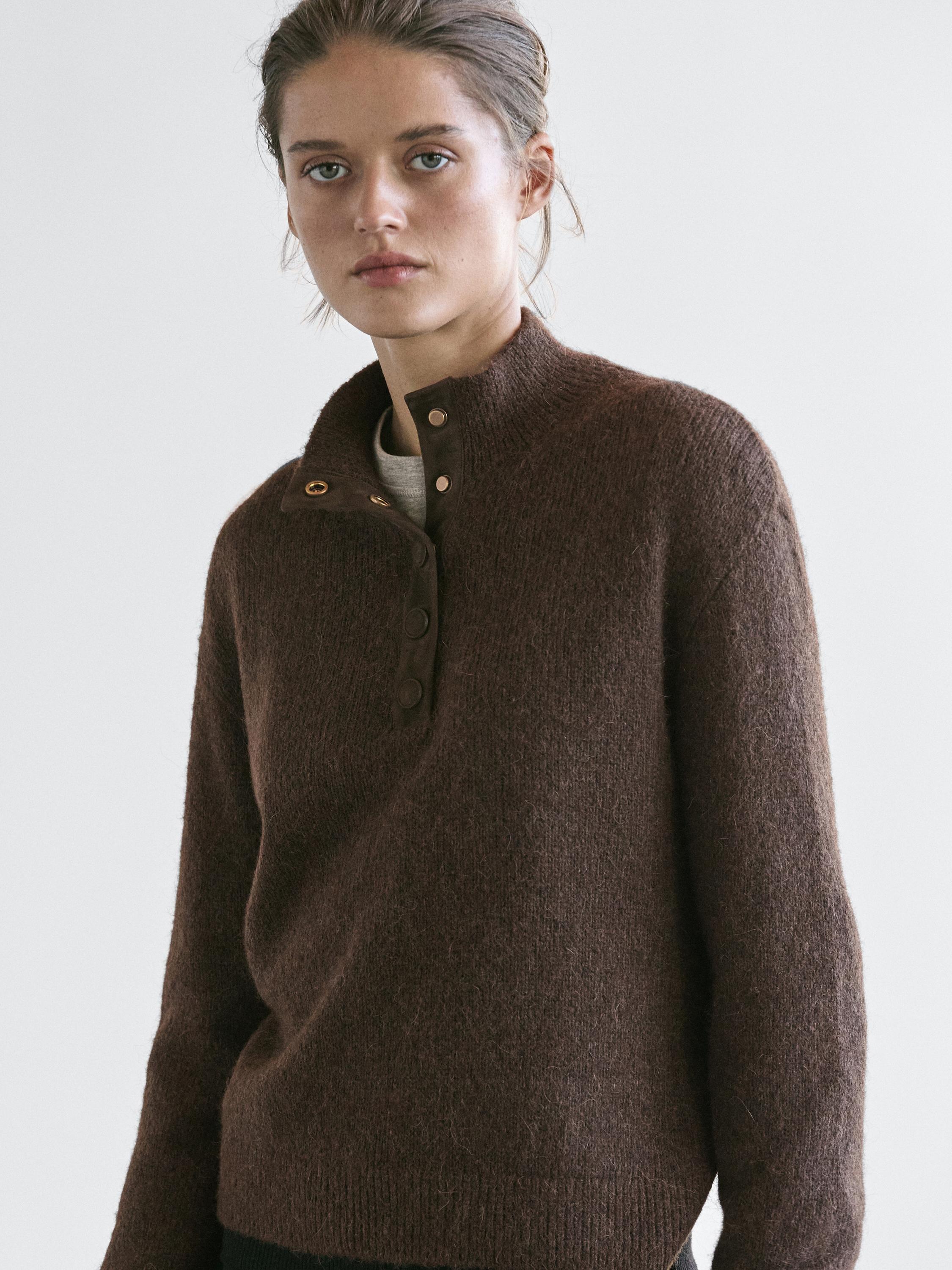 Pull en maille à col montant et boutons-pression