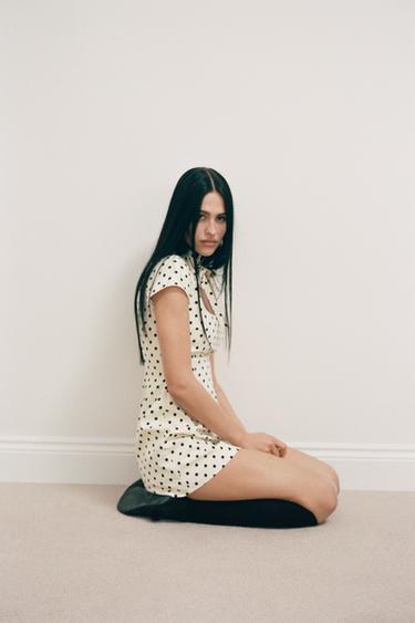 БҰРШАҚ БАУЛЫ ҚЫСҚА КӨЙЛЕК - Экру / Қара Zara компаниясынан