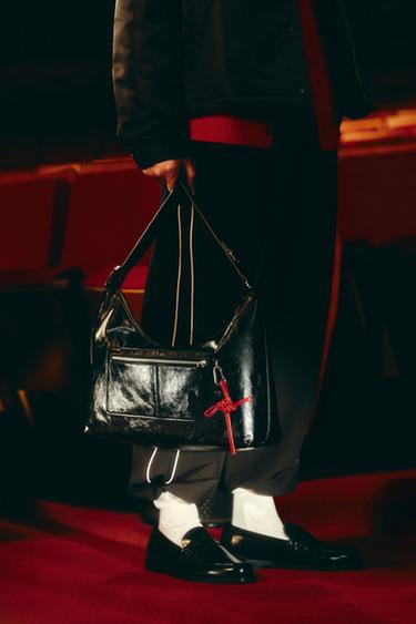 チャーム付きクロスボディバッグブラックZaraのチャーム付きクロスボディバッグ - ブラック 