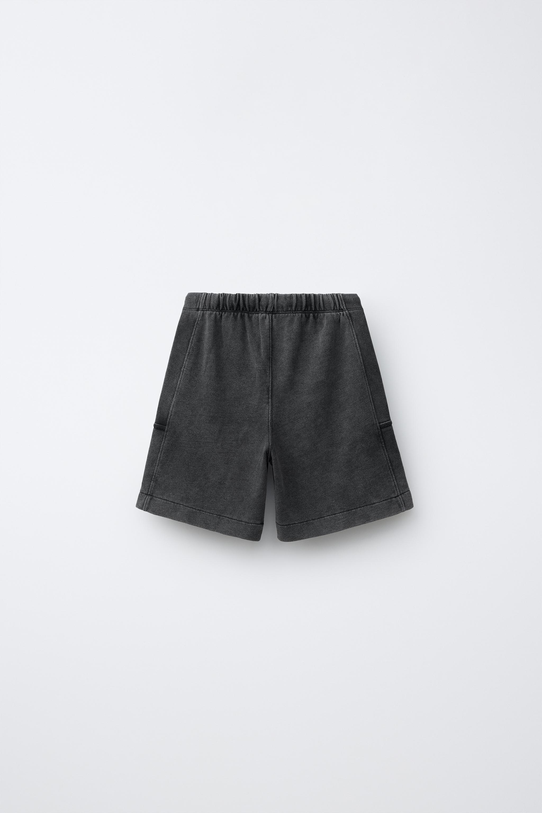 SHORT EN MOLLETON AVEC ÉTIQUETTE