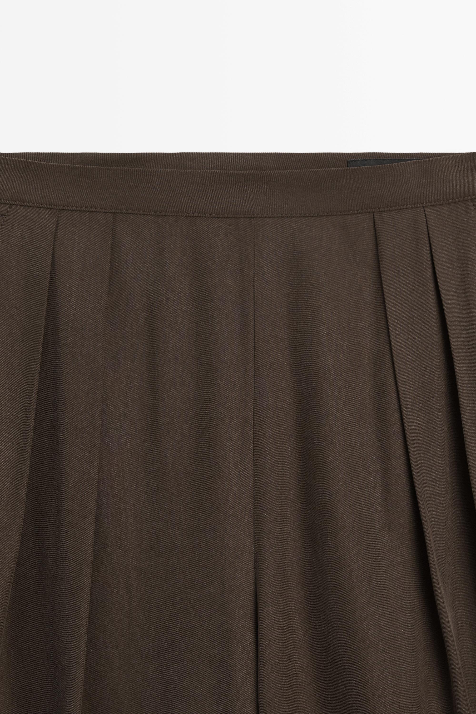 Flowing wide-leg pants with dart detail