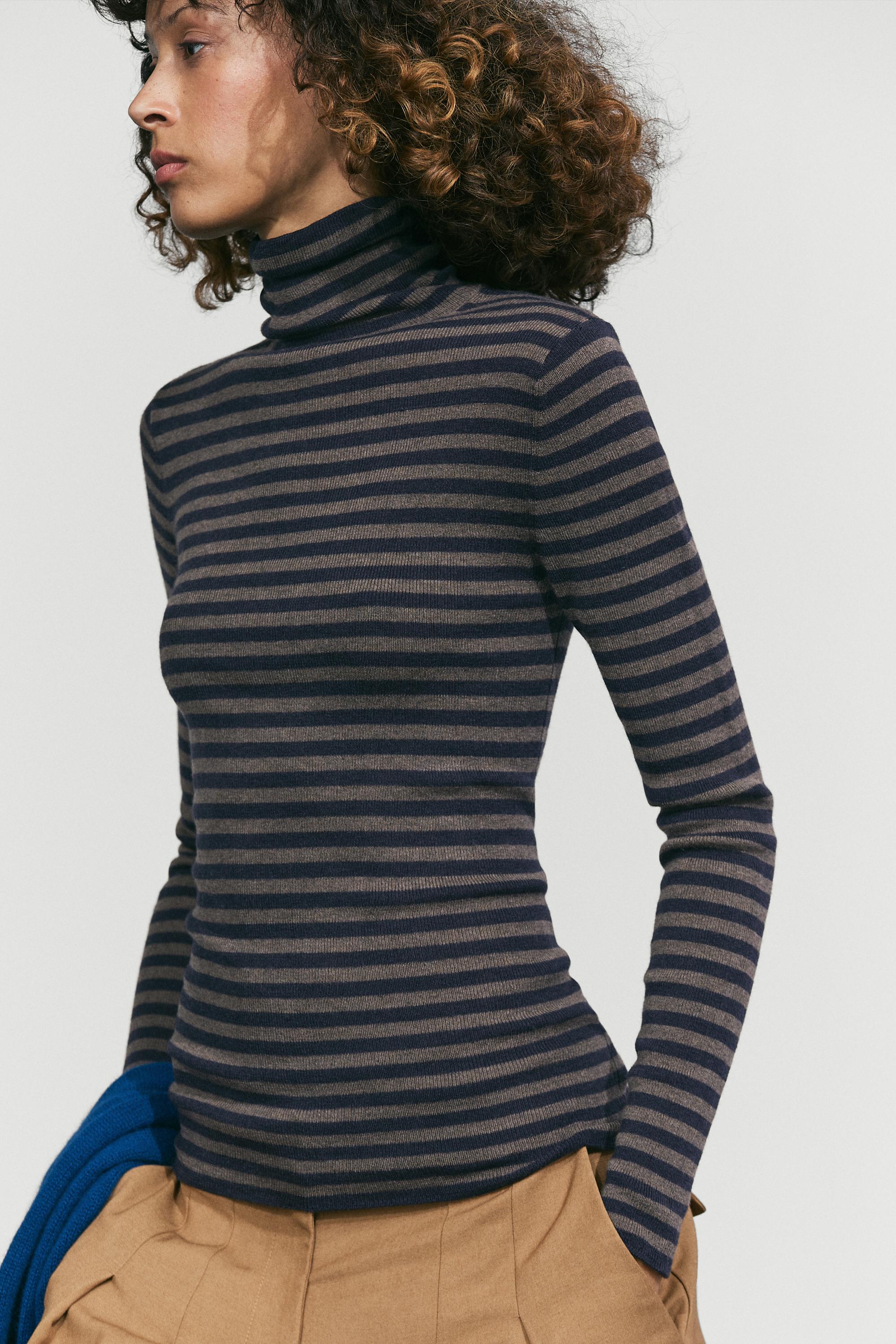 Striped turtleneck knit sweater — Navy blue