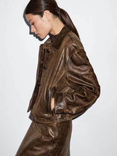 Chaqueta corta efecto desgastado piel napa - Marrón de Zara