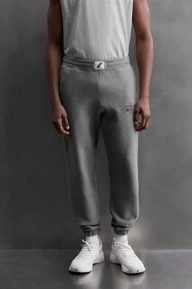 بنطلون JOGGER بنص مطبوع - رمادي فيجوريه الخاص بـ Zara