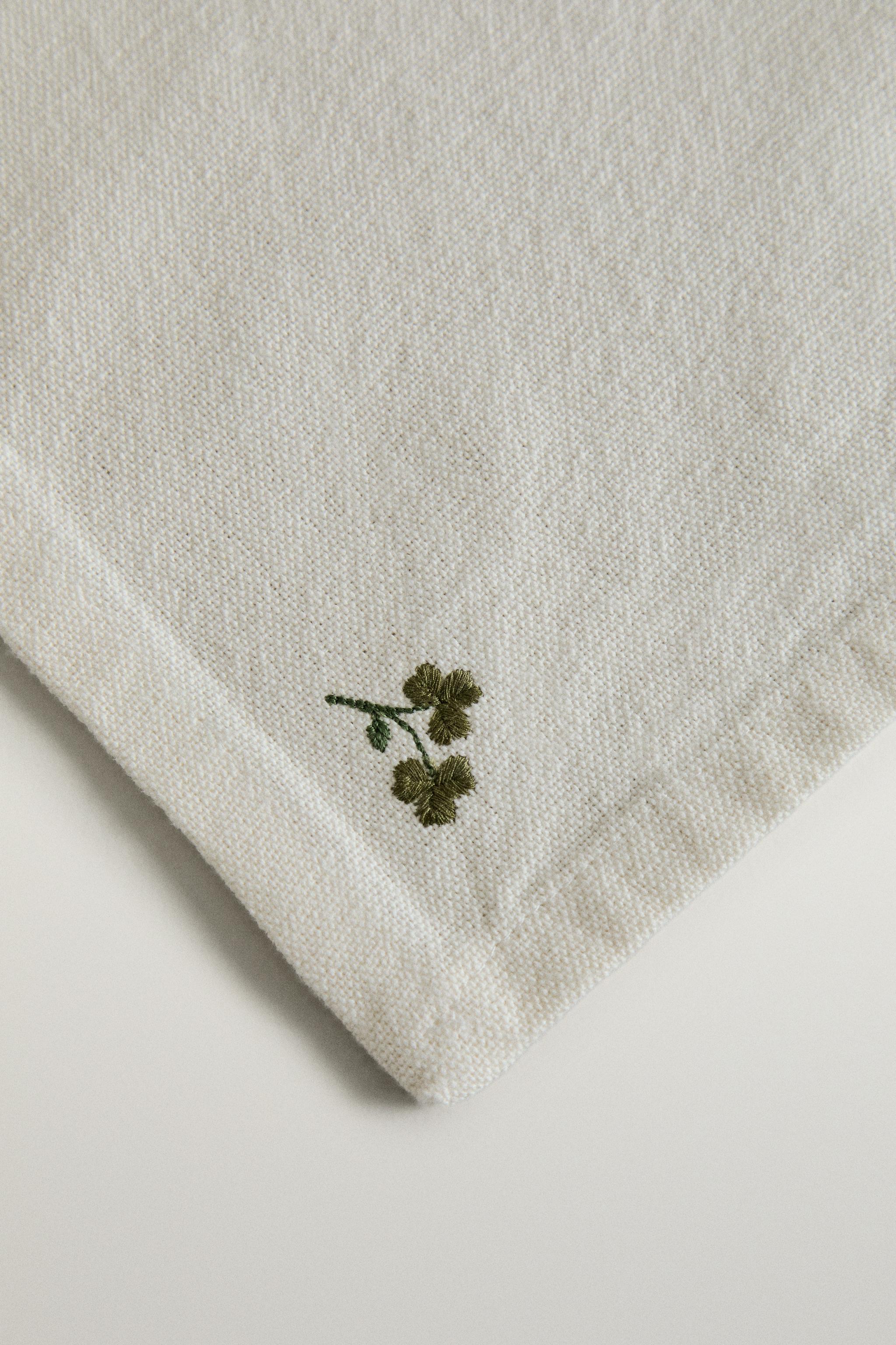 EMBROIDERED CLOVER AND DAISY NAPKINS (PACK OF 2)