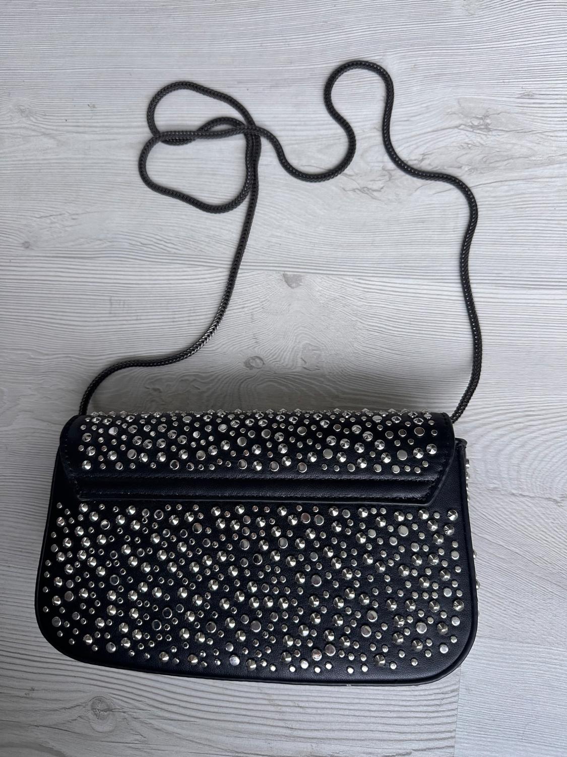 BOLSO TACHUELAS, CADENA METÁLICAS EN PLATA , BOLSILLO INTERIOR - Image 2