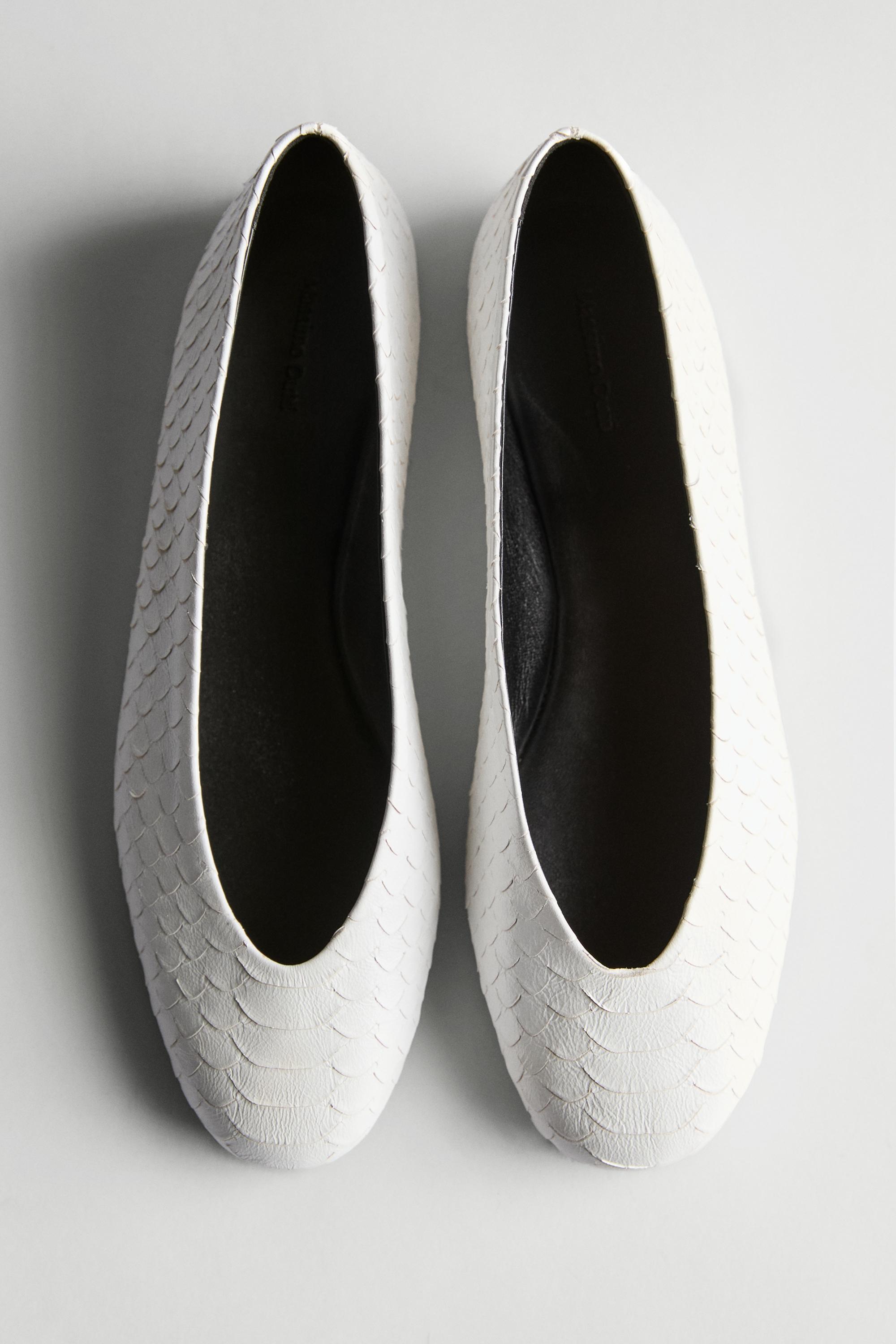 Ballet flats with leather detail