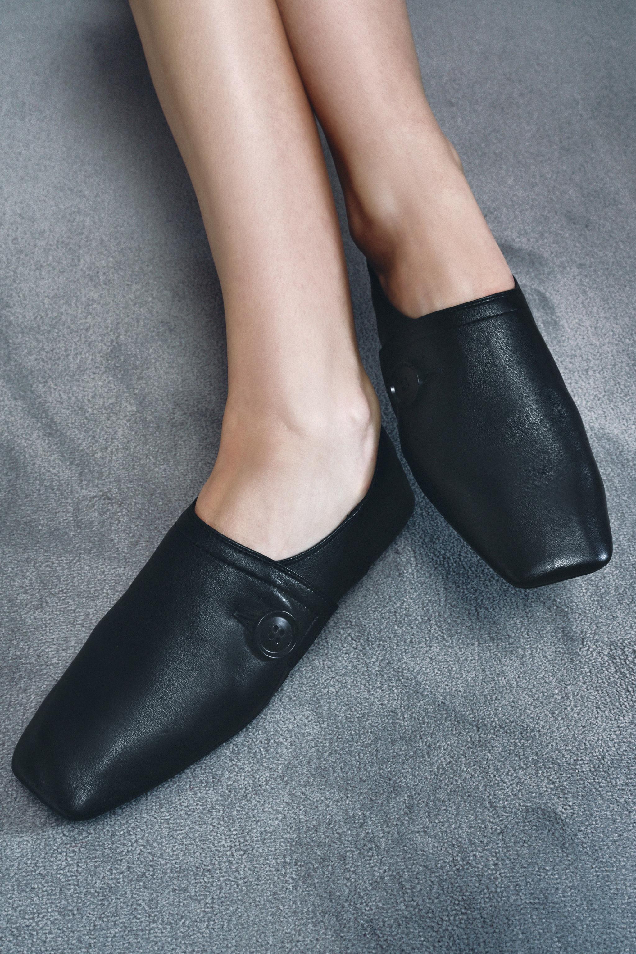 FLAT LEATHER SHOES WITH BUTTON DETAIL