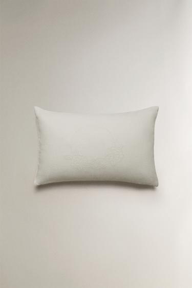 COUSSIN LIN BORD FESTONNÉ - Blanc cassé de Zara - Image 2