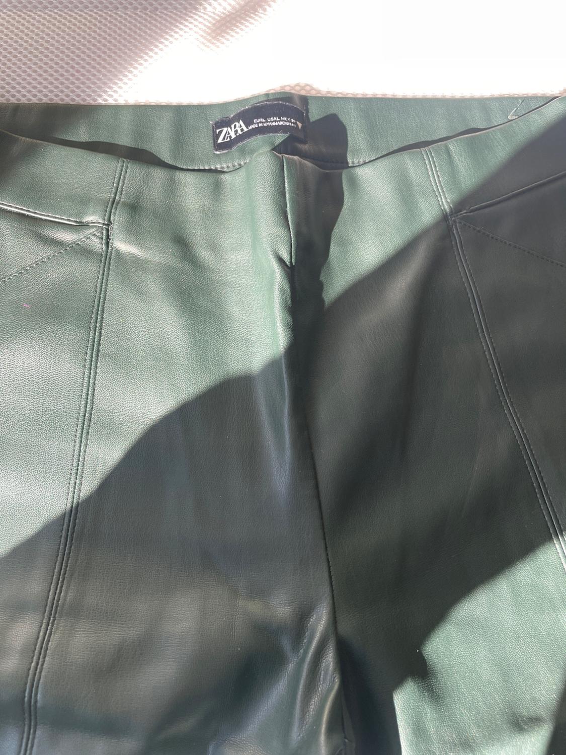 PANTALONES VERDES EFECTO PIEL - Image 2