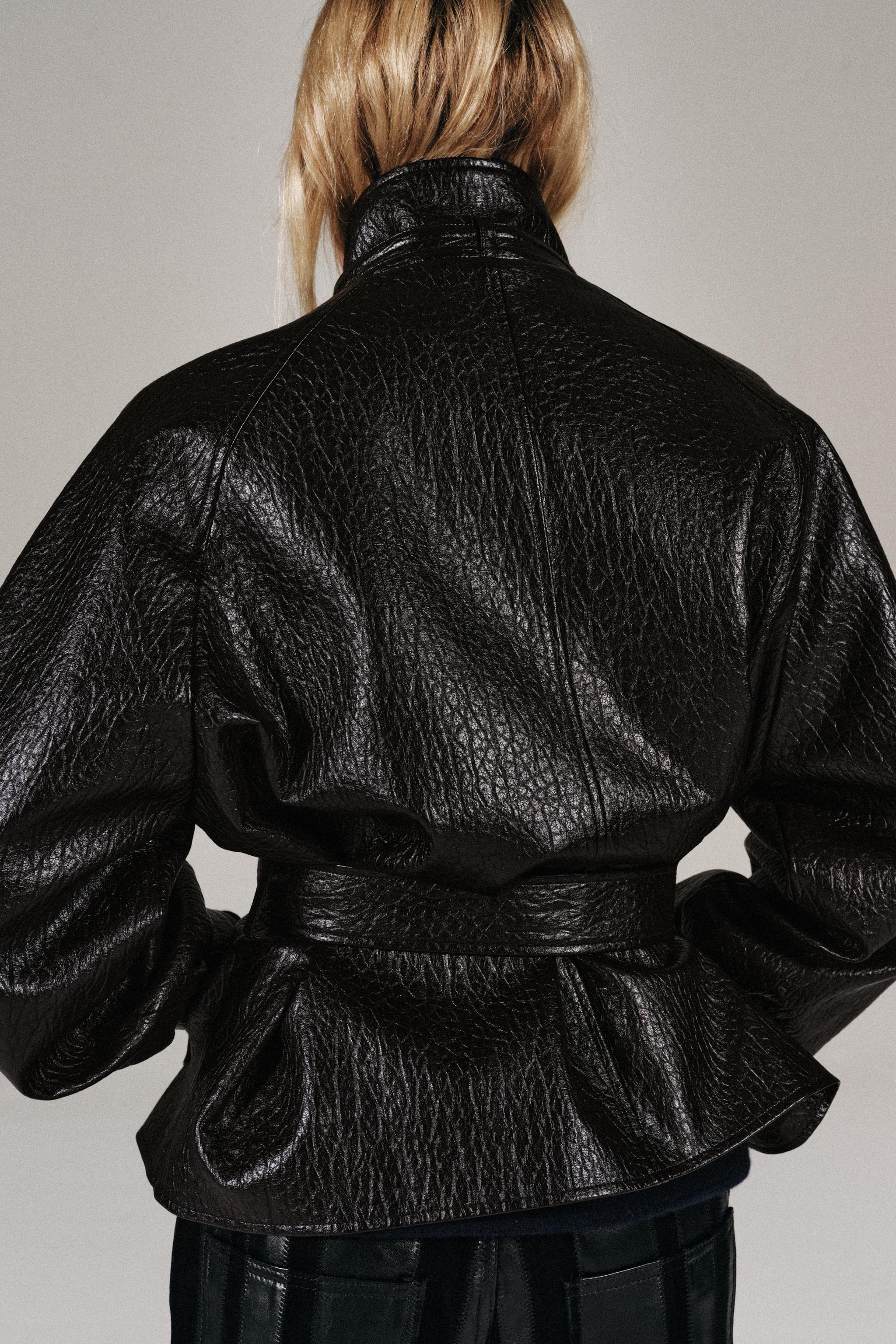Женские куртки Zara BELTED FAUX LEATHER JACKET — фото 2