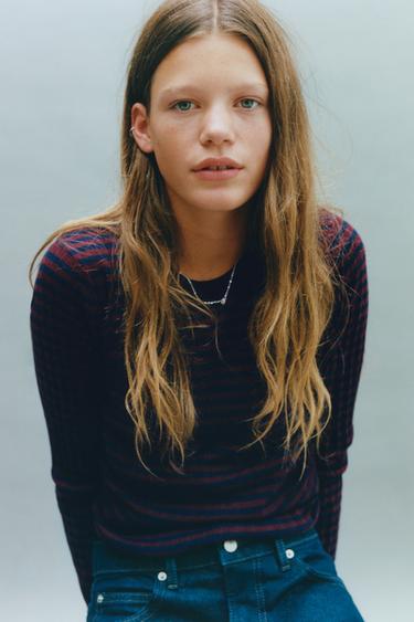 CAMISETA RAYAS FRUNCES - Burdeos oscuro de Zara