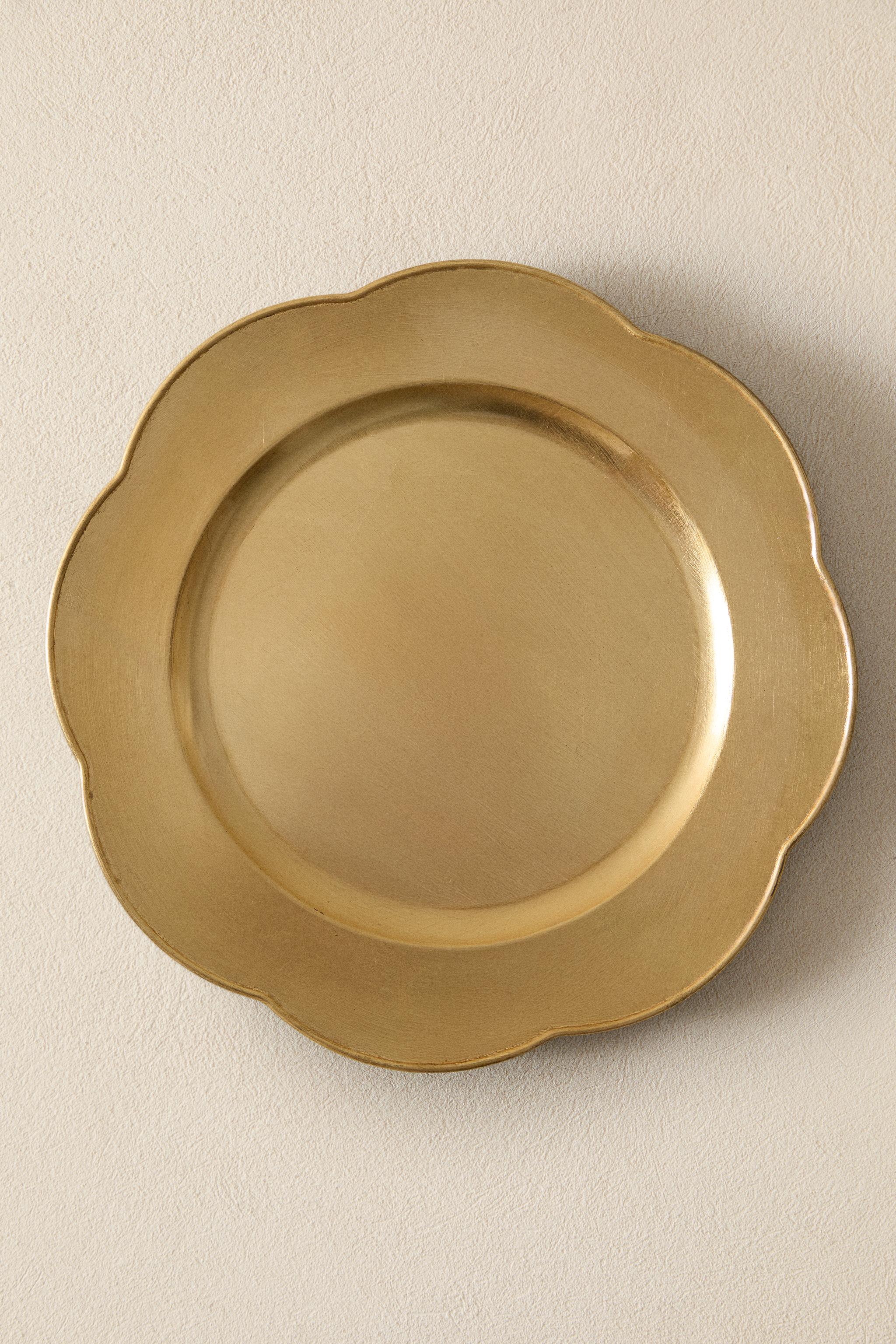 PLAIN CHRISTMAS CHARGER WITH SCALLOPED EDGE