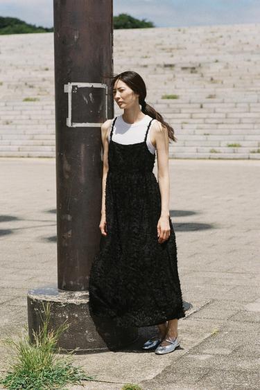 フリンジ加工ミディ丈ワンピースブラックZaraのフリンジ加工ミディ丈ワンピース - ブラック