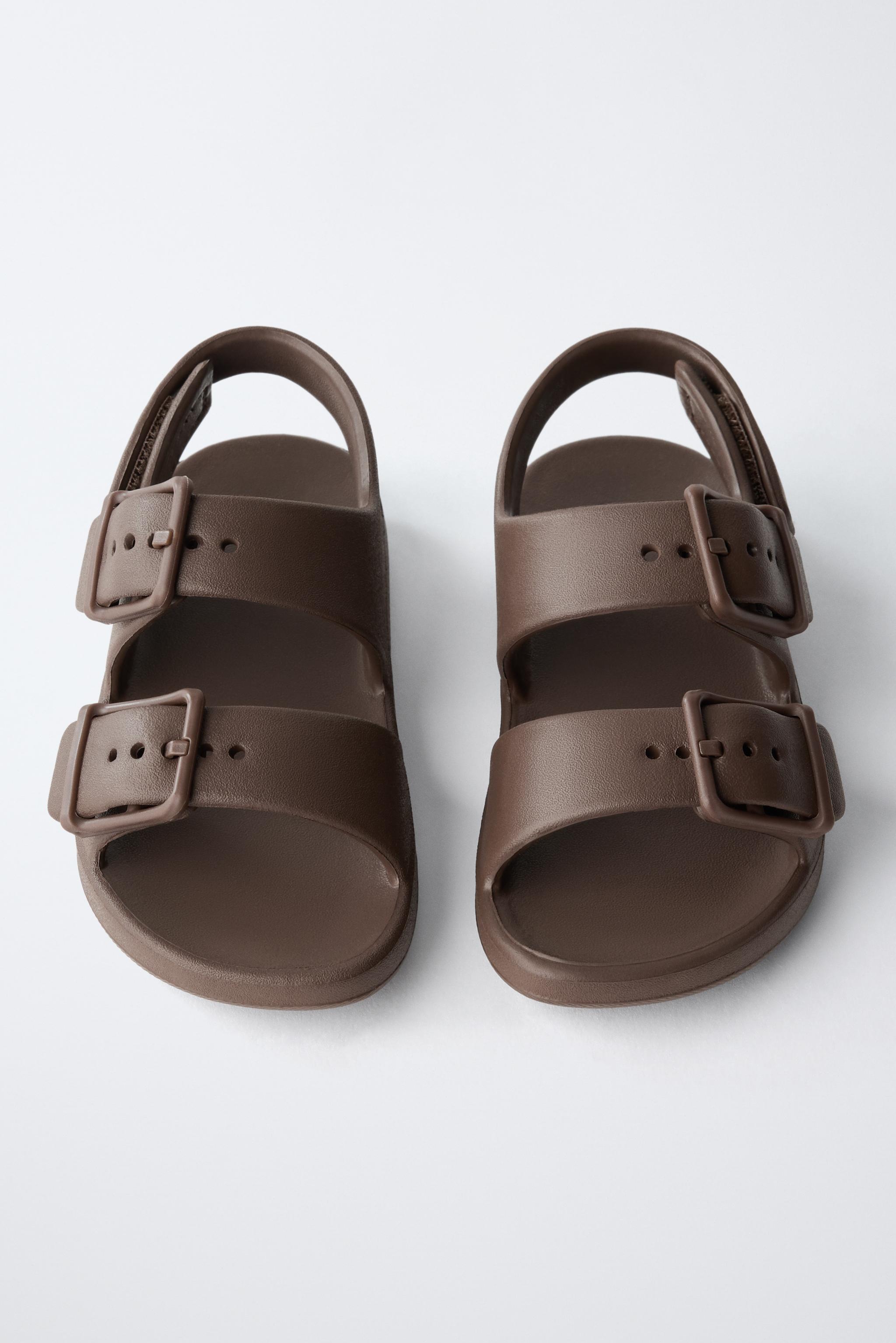 RUBBERIZED BUCKLED SANDALS