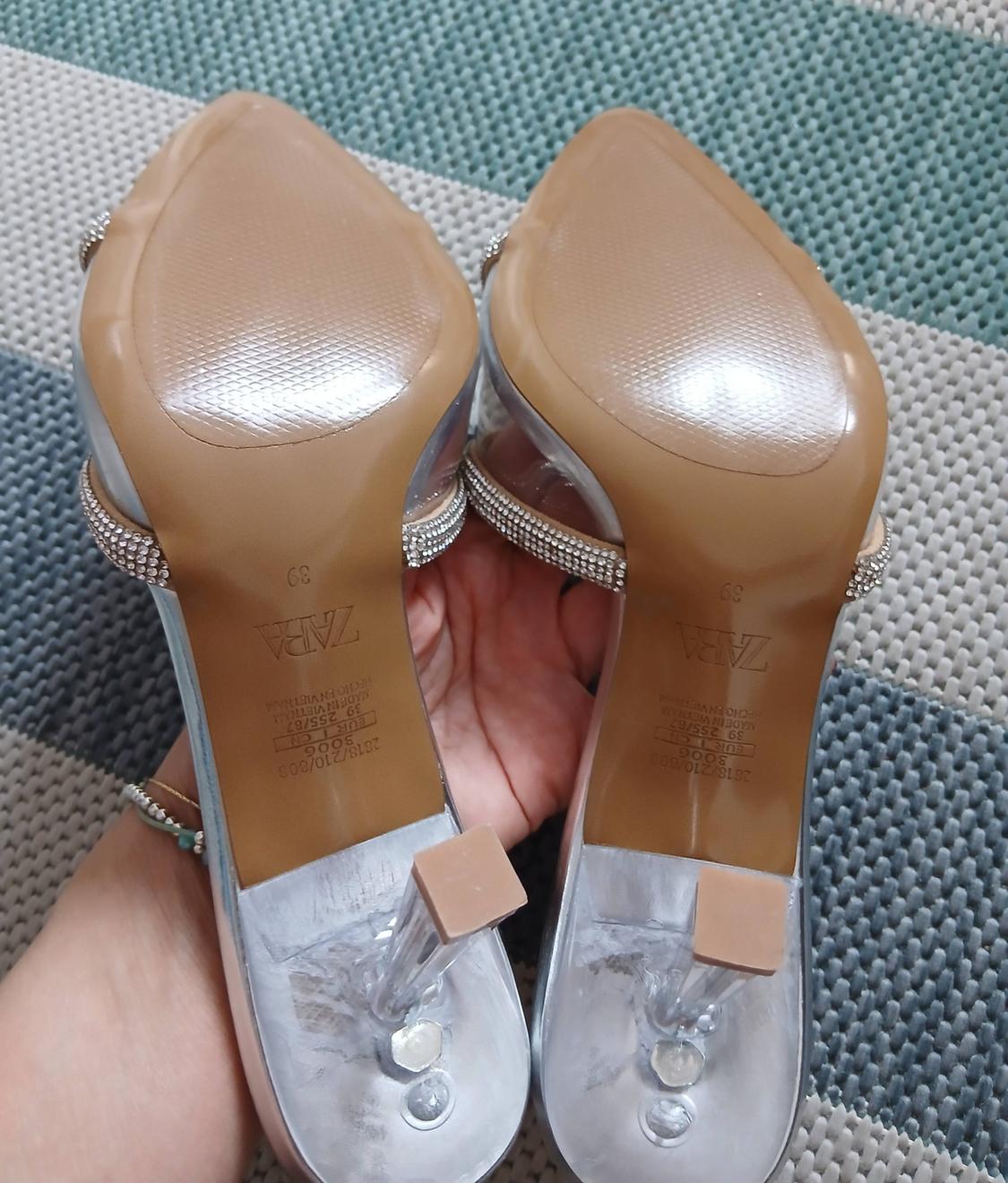 VINYL SANDALS WITH SHINY DETAILS - Image 2