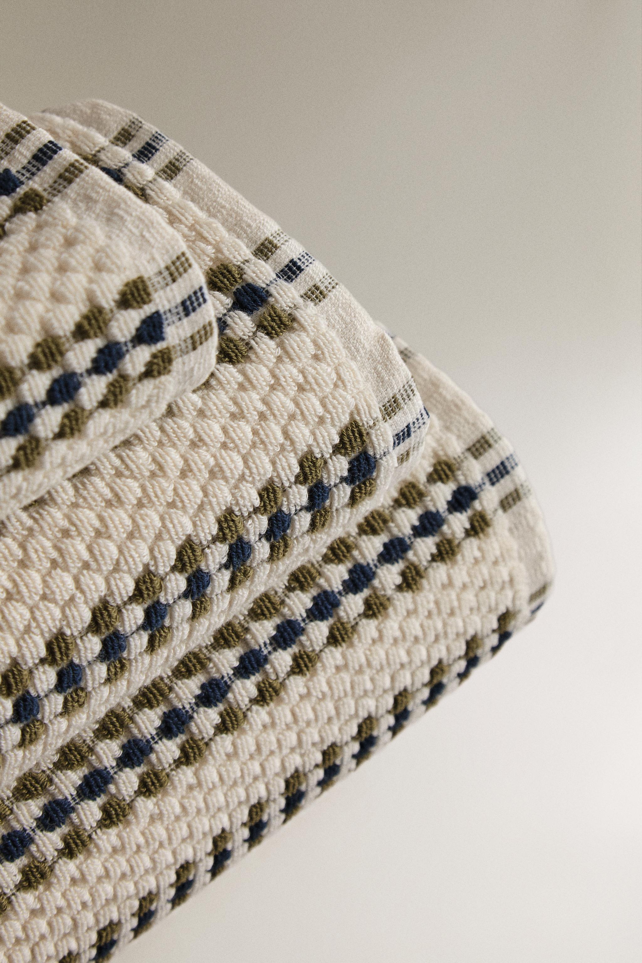GEOMETRIC TEXTURED BATH TOWEL