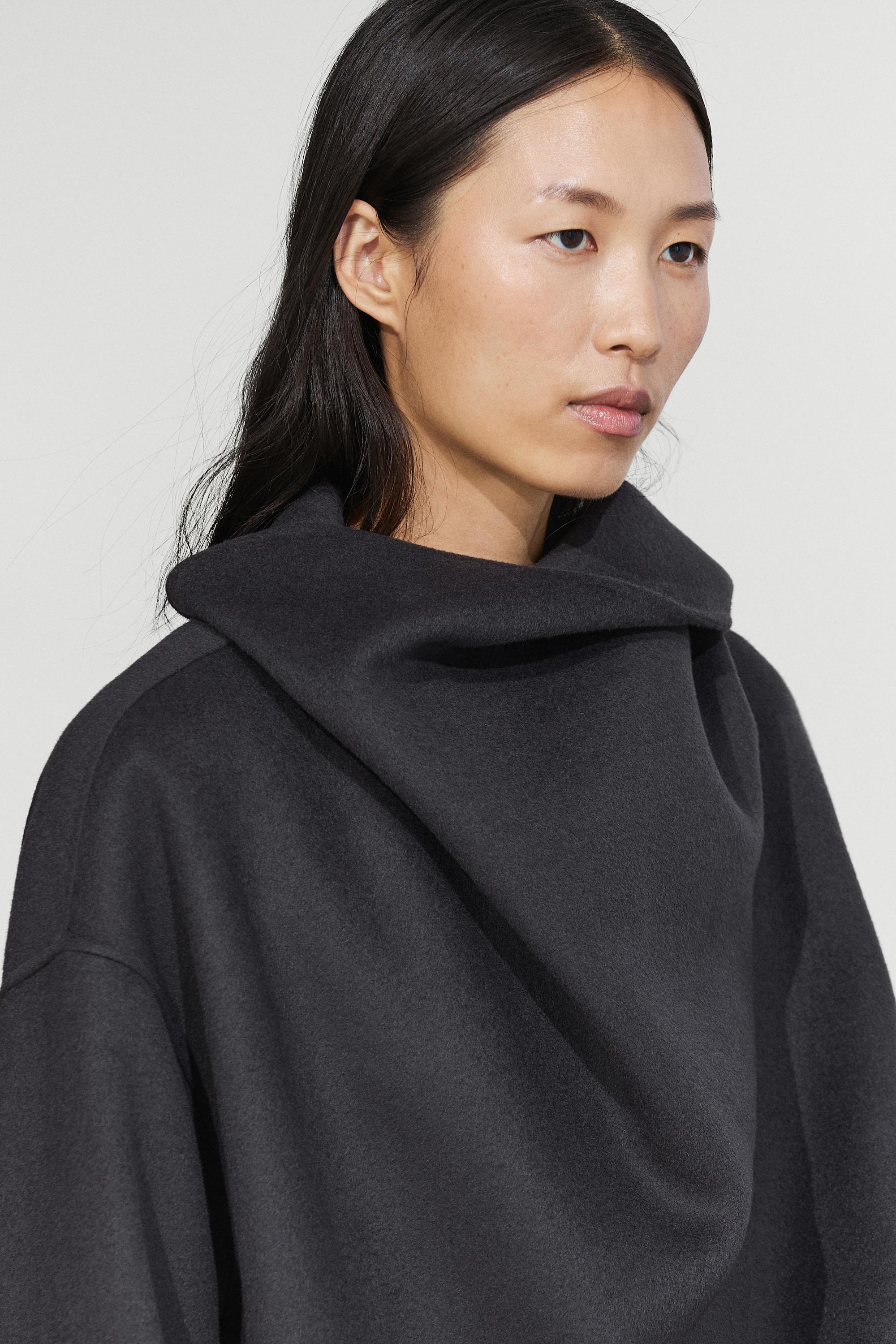 Manteau mi-long avec écharpe