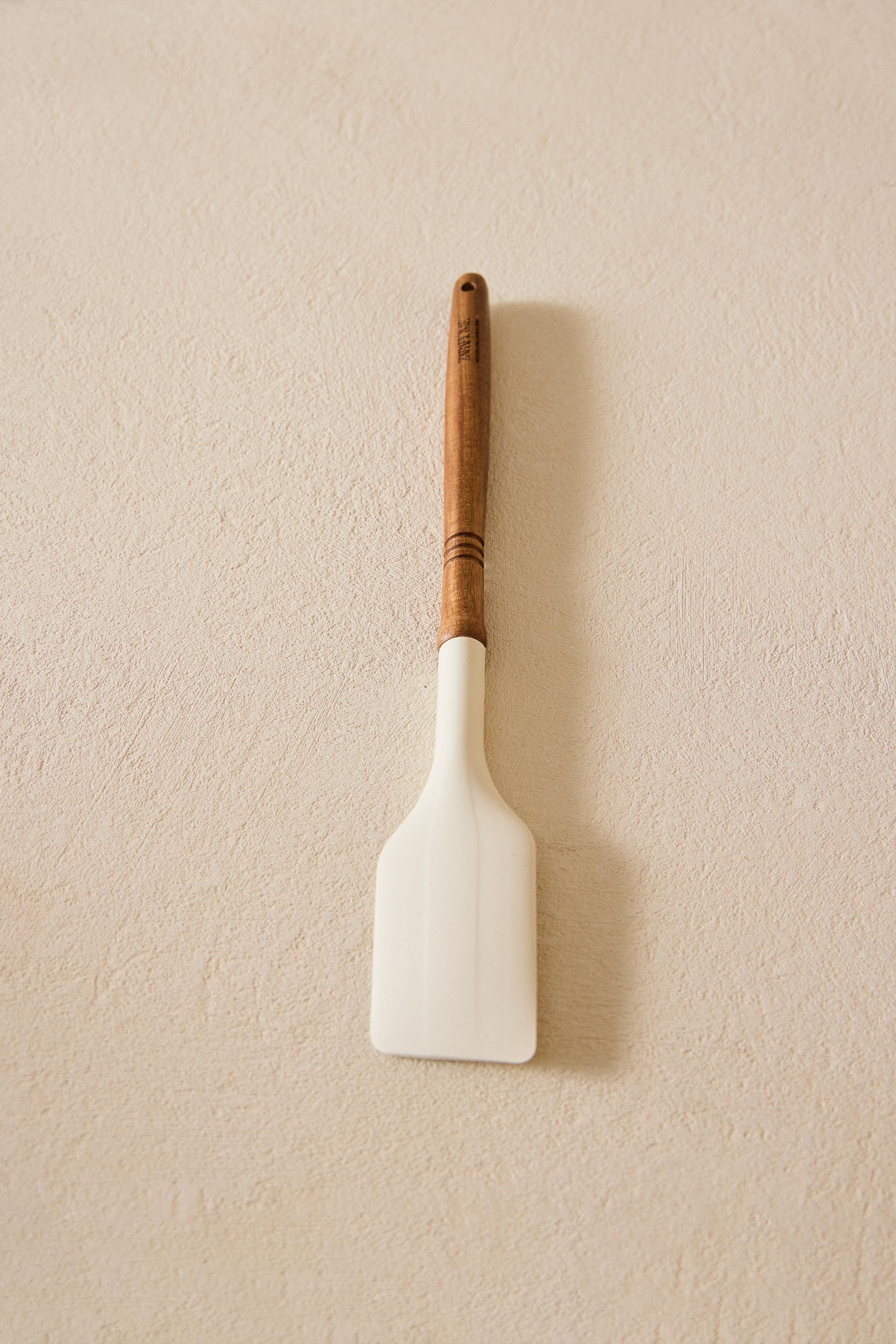 SILICONE AND WOODEN SPATULA
