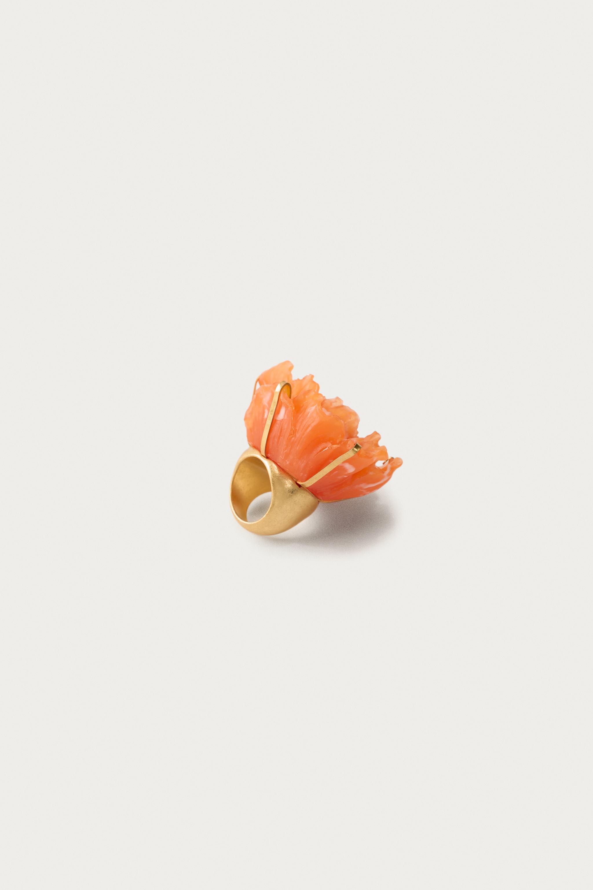 MARISA BERENSON X ZARA EMBOSSED FLOWER MAXI RING — Golden (alternate view)