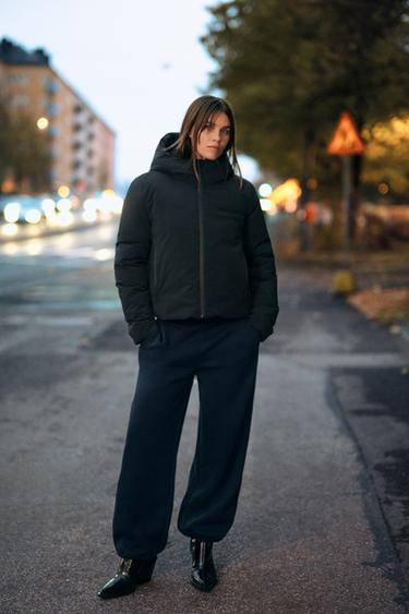 جاكيت بغطاء رأس WATER REPELLENT WINDPROOF - أسود الخاص بـ Zara