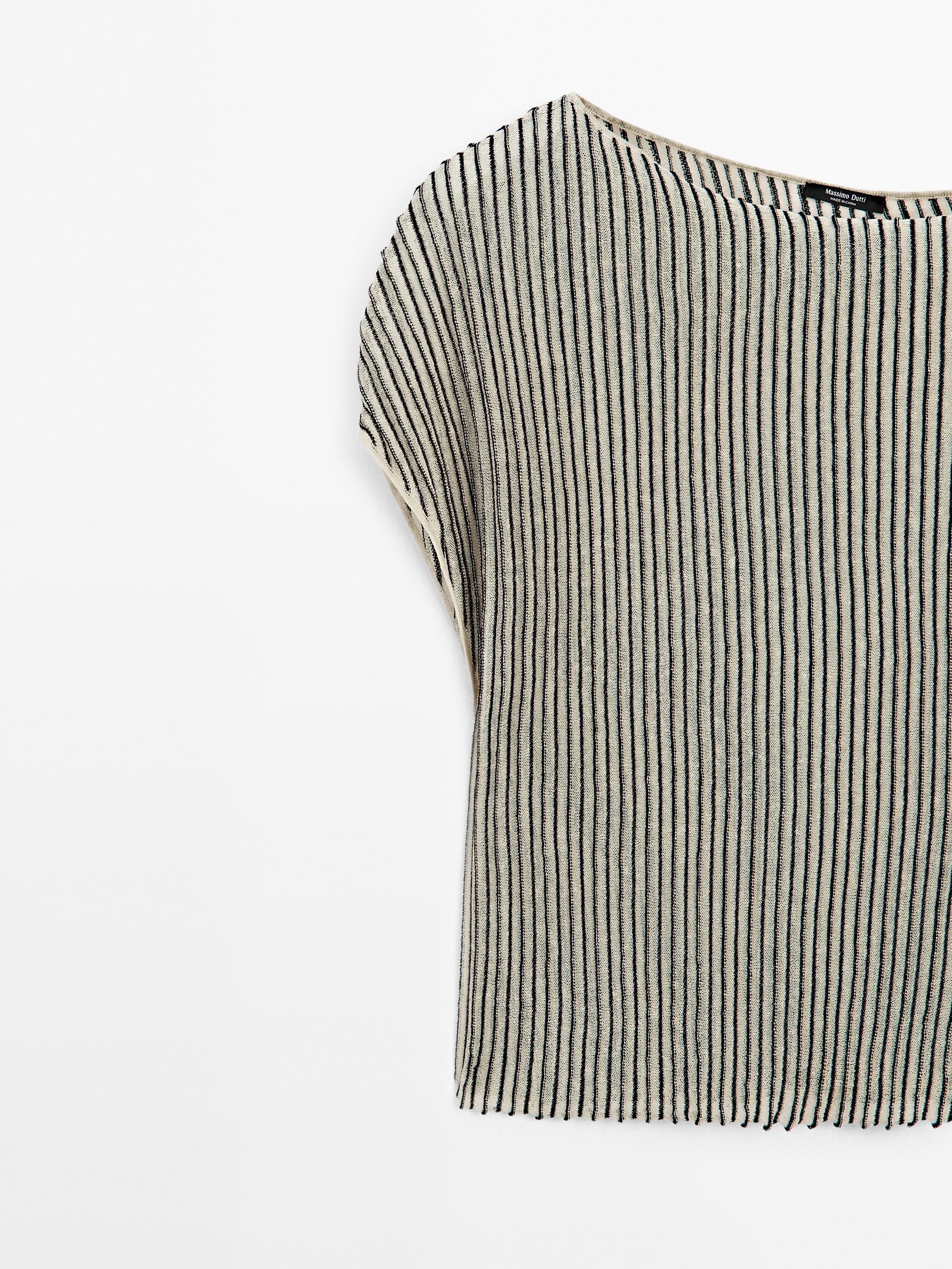 Loose-fitting pleated top with flecked detail
