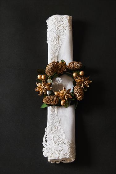 PACK OF SHINY CHRISTMAS BOUQUET NAPKIN RINGS (PACK OF 4) - Gold by Zara - Image 4
