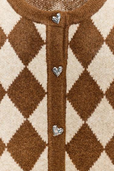 GILET EN MAILLE JACQUARD À LOSANGES - Marron / Écru de Zara - Image 4