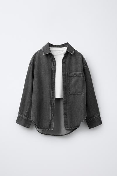 Frontansicht eines blauen Hemdjacke mit Fronttasche und Knopfverschluss.
