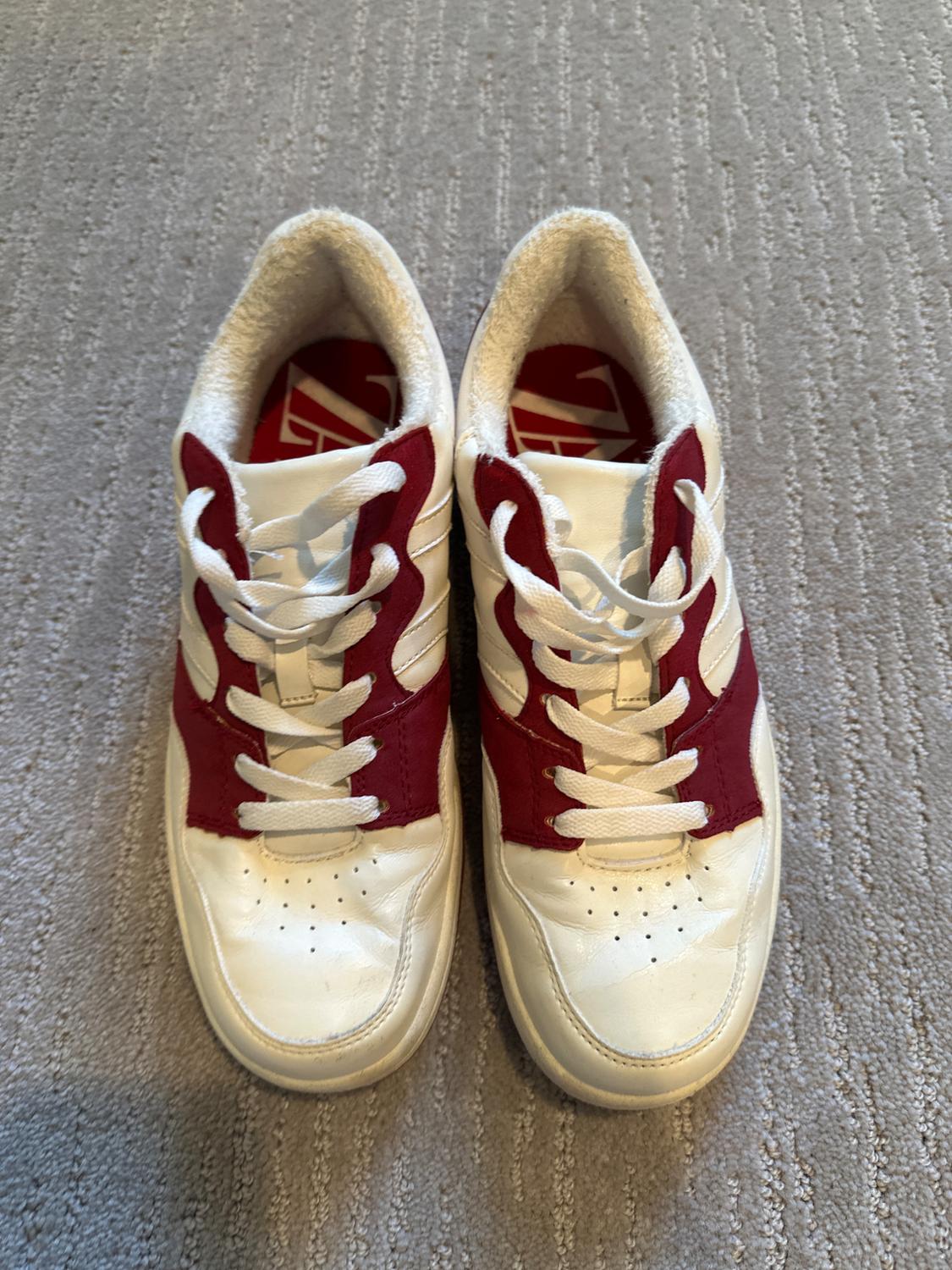 WOMENS SNEAKER SIZE 39/ 8.5 - Image 2