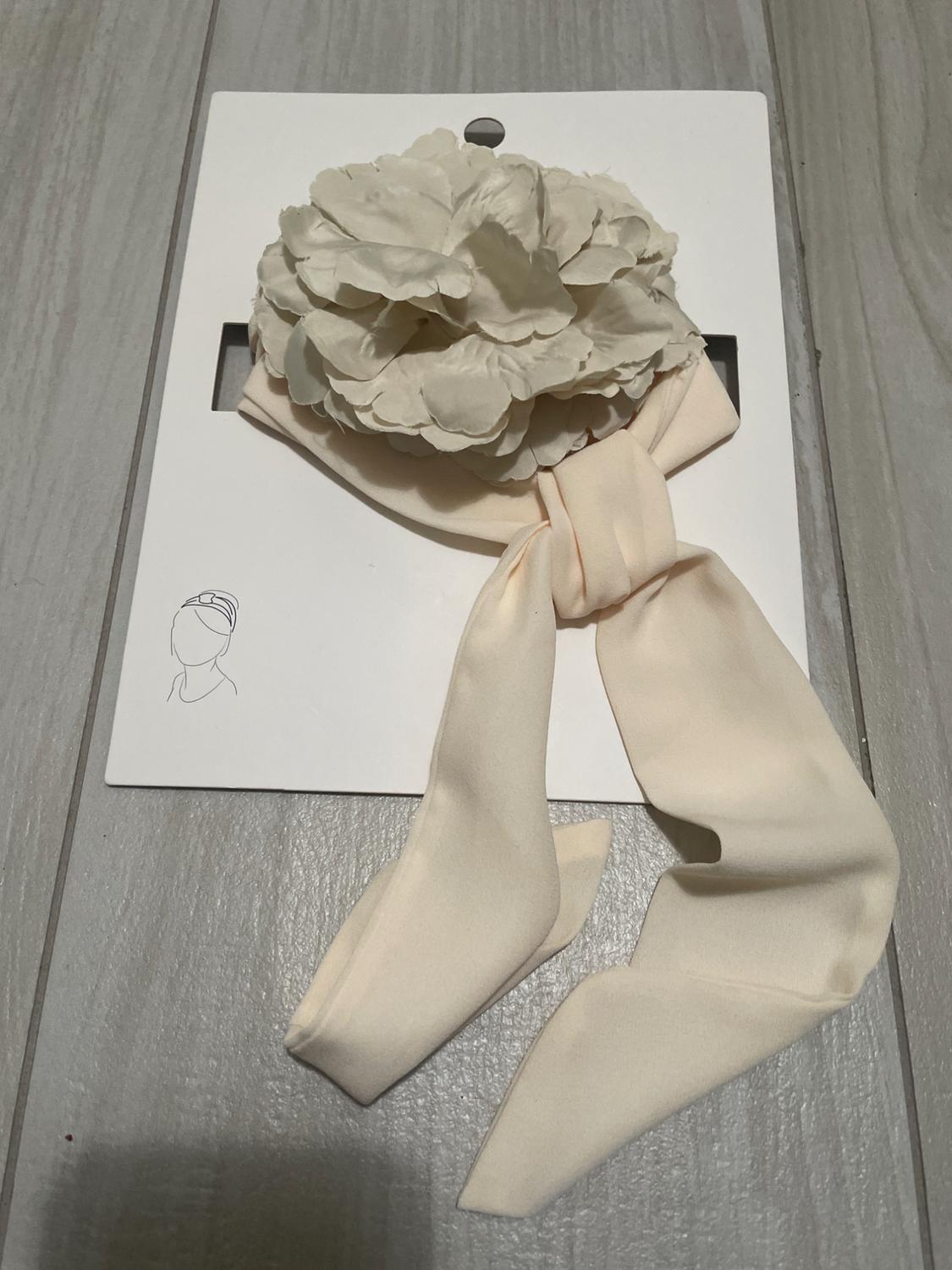 SCARF WITH FLOWER - Image 4