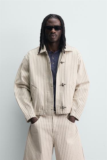 CAZADORA CROPPED FIT RAYAS ALAMARES - Crudo de Zara