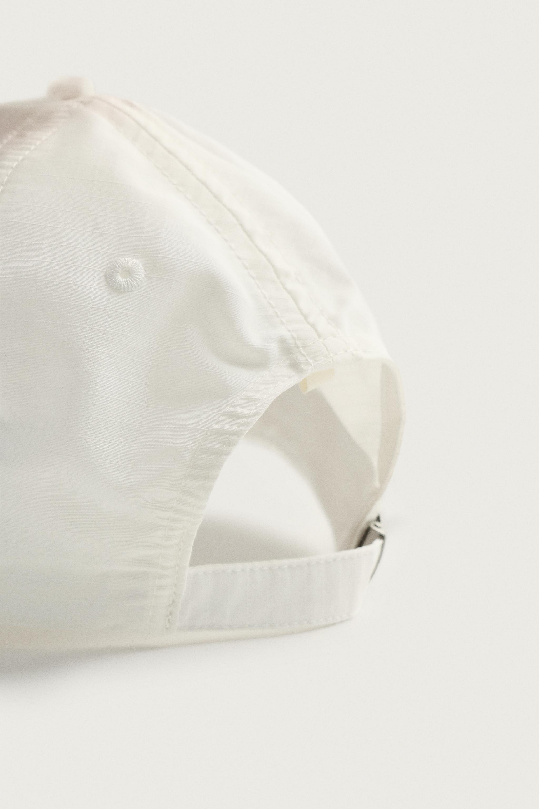 CASQUETTE AVEC INSCRIPTION BRODÉE ET CONTRASTE