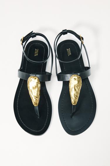 SANDALIA PLANA PIEZA METÁLICA - Negro de Zara