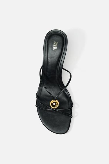 SANDALIA DETALLE METÁLICO - Negro de Zara