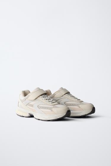 SNEAKER AUS MATERIALKOMBINATION - Grau von Zara