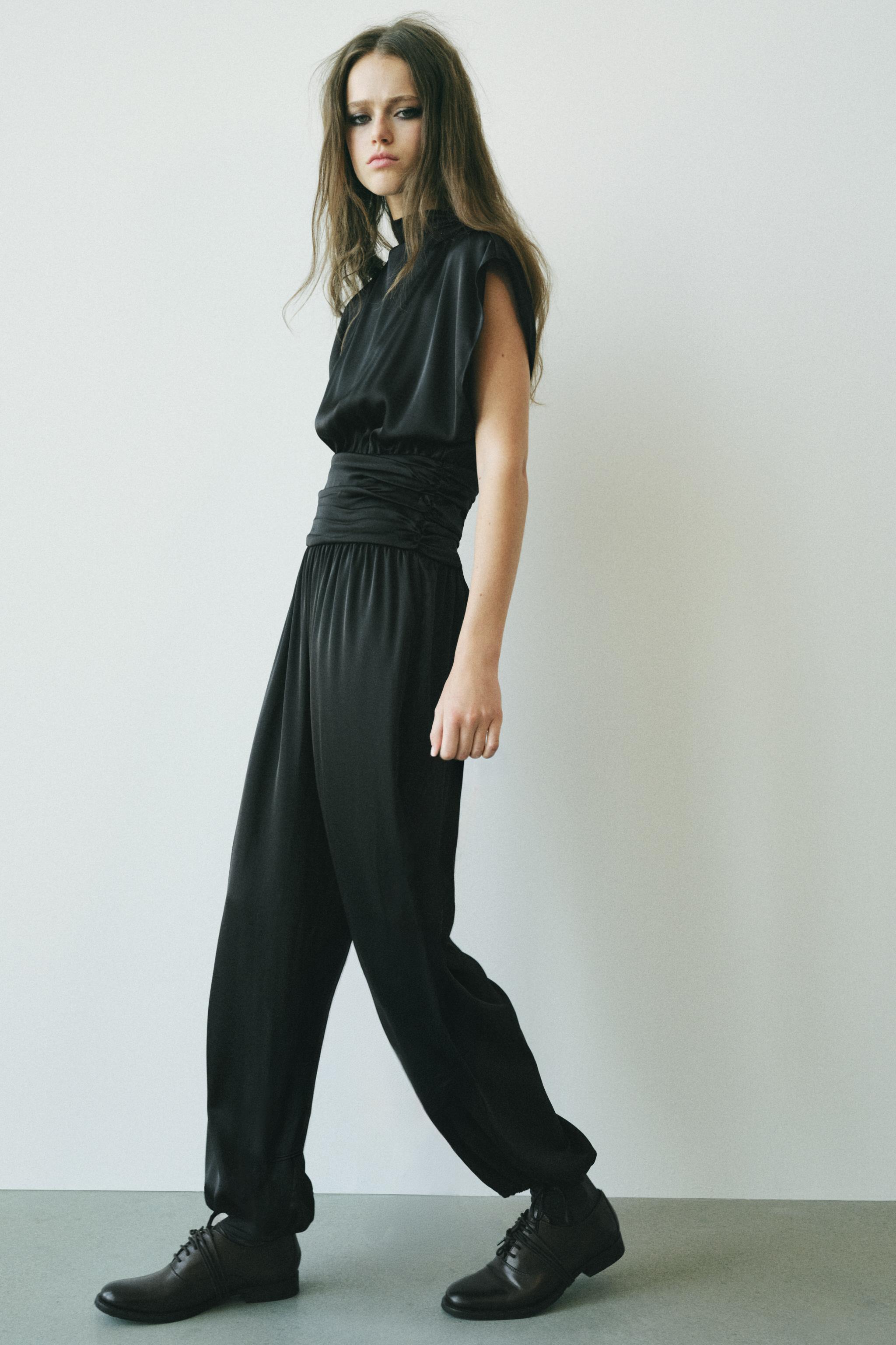サテンベルト付きロングジャンプスーツ - ブラック | ZARA Japan / 日本