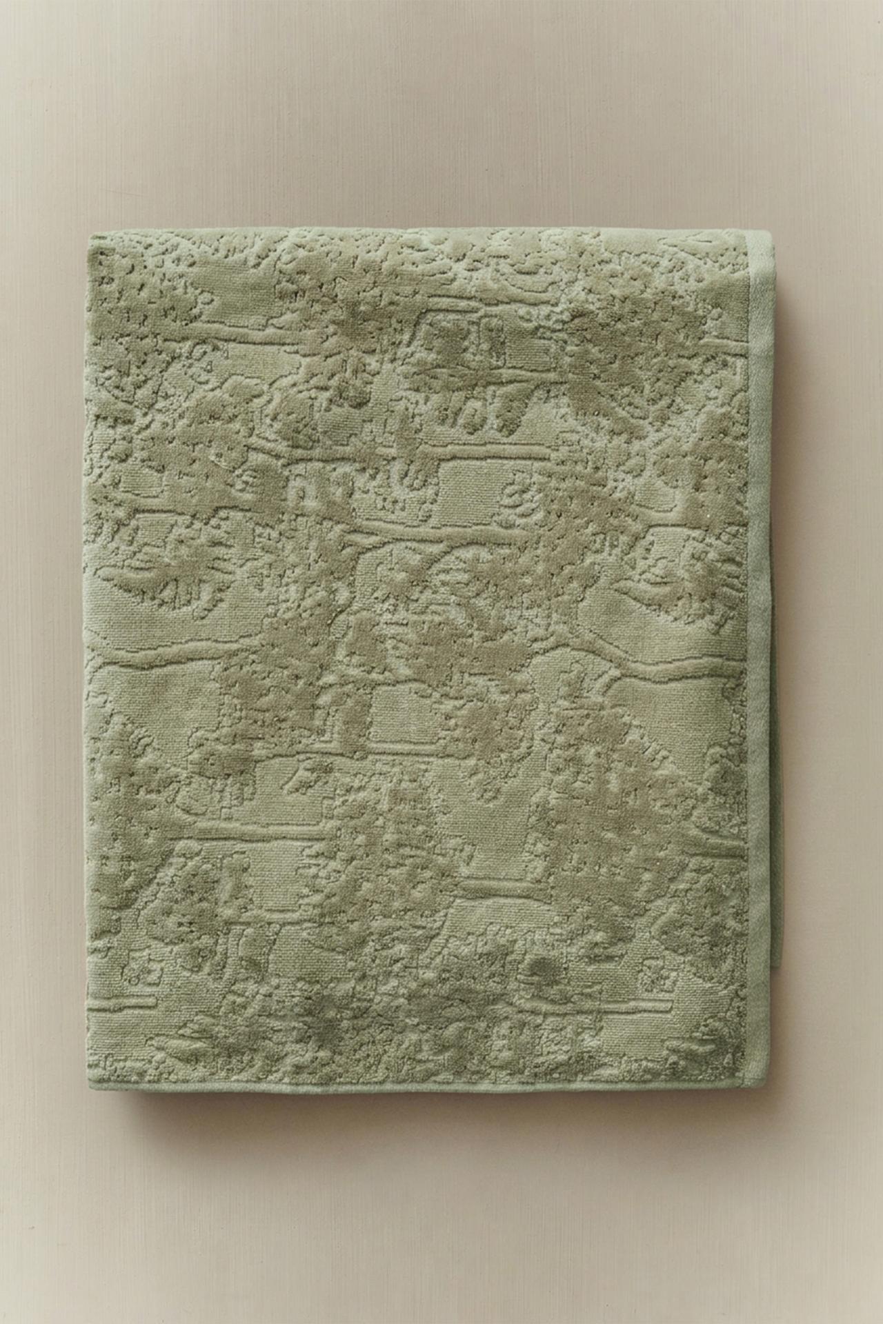 FLORAL JACQUARD BATH TOWEL — Light green