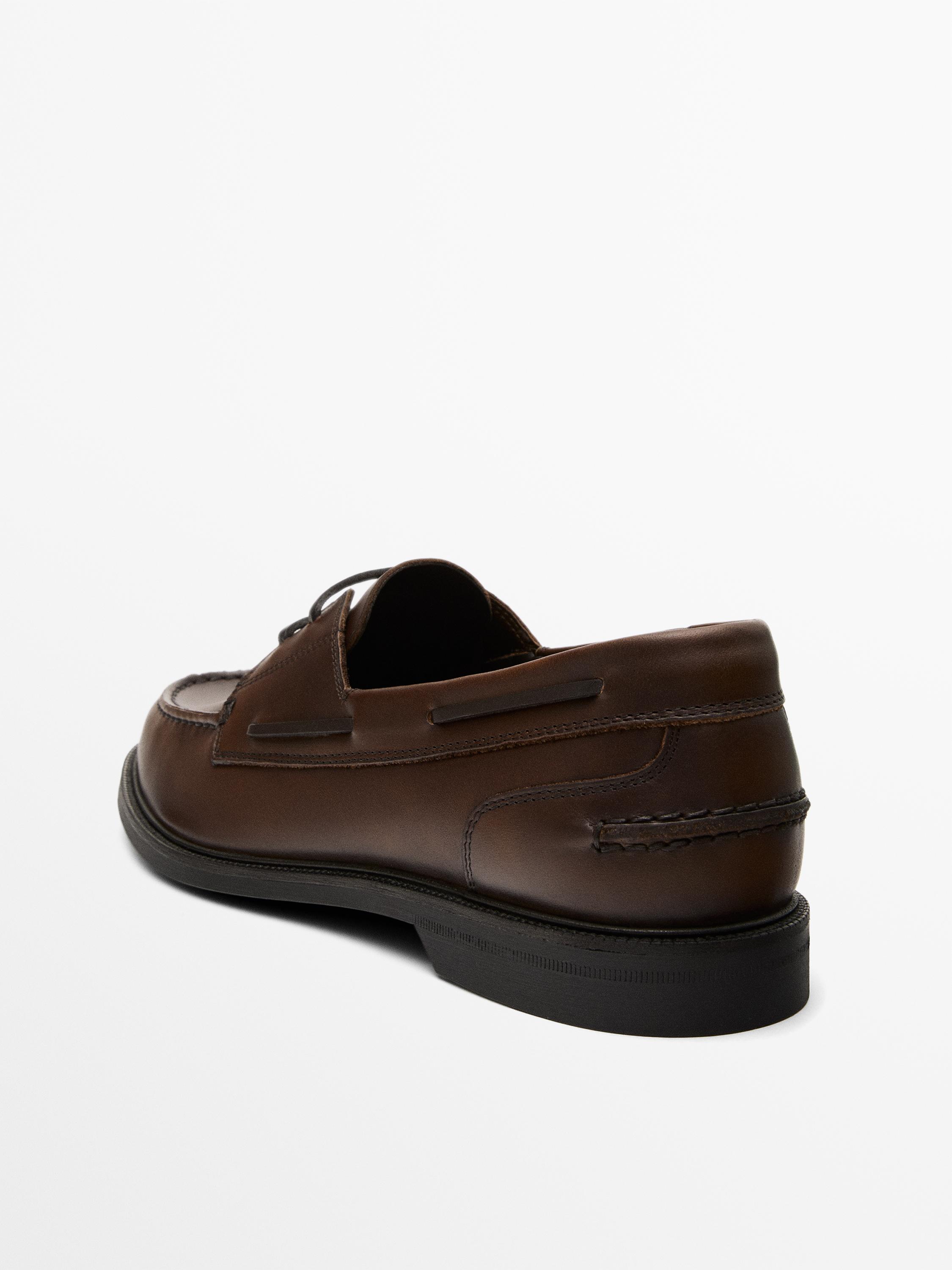 Chaussures bateau en cuir graissé