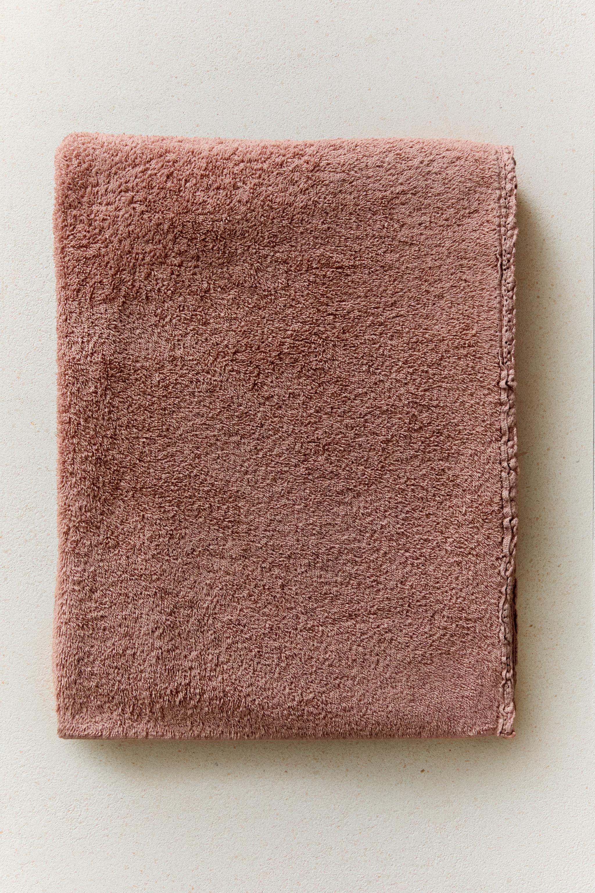 BATH TOWEL WITH CROCHET EDGE