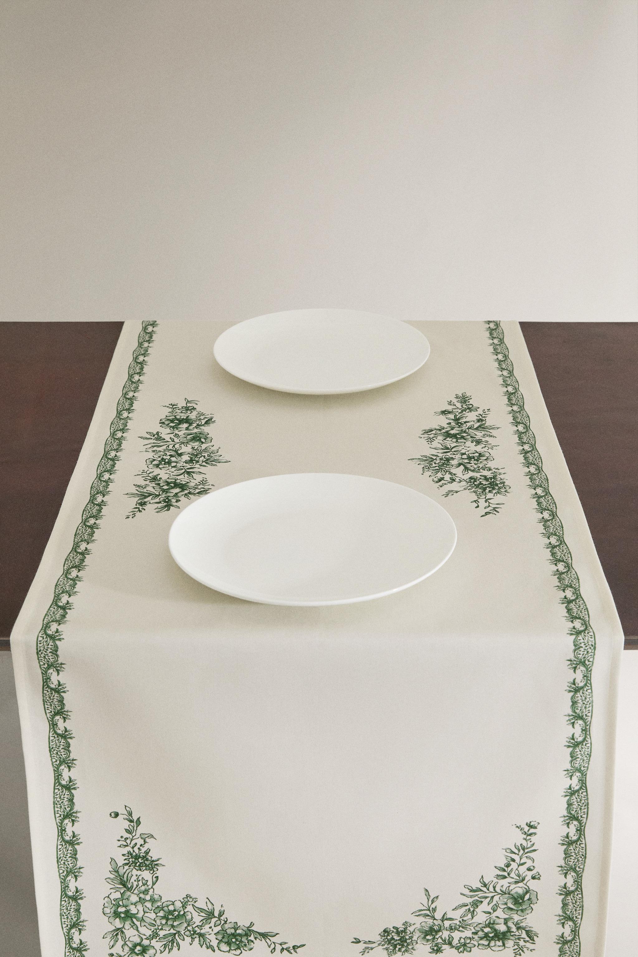 PRINTED SATEEN TABLE RUNNER — Greenish