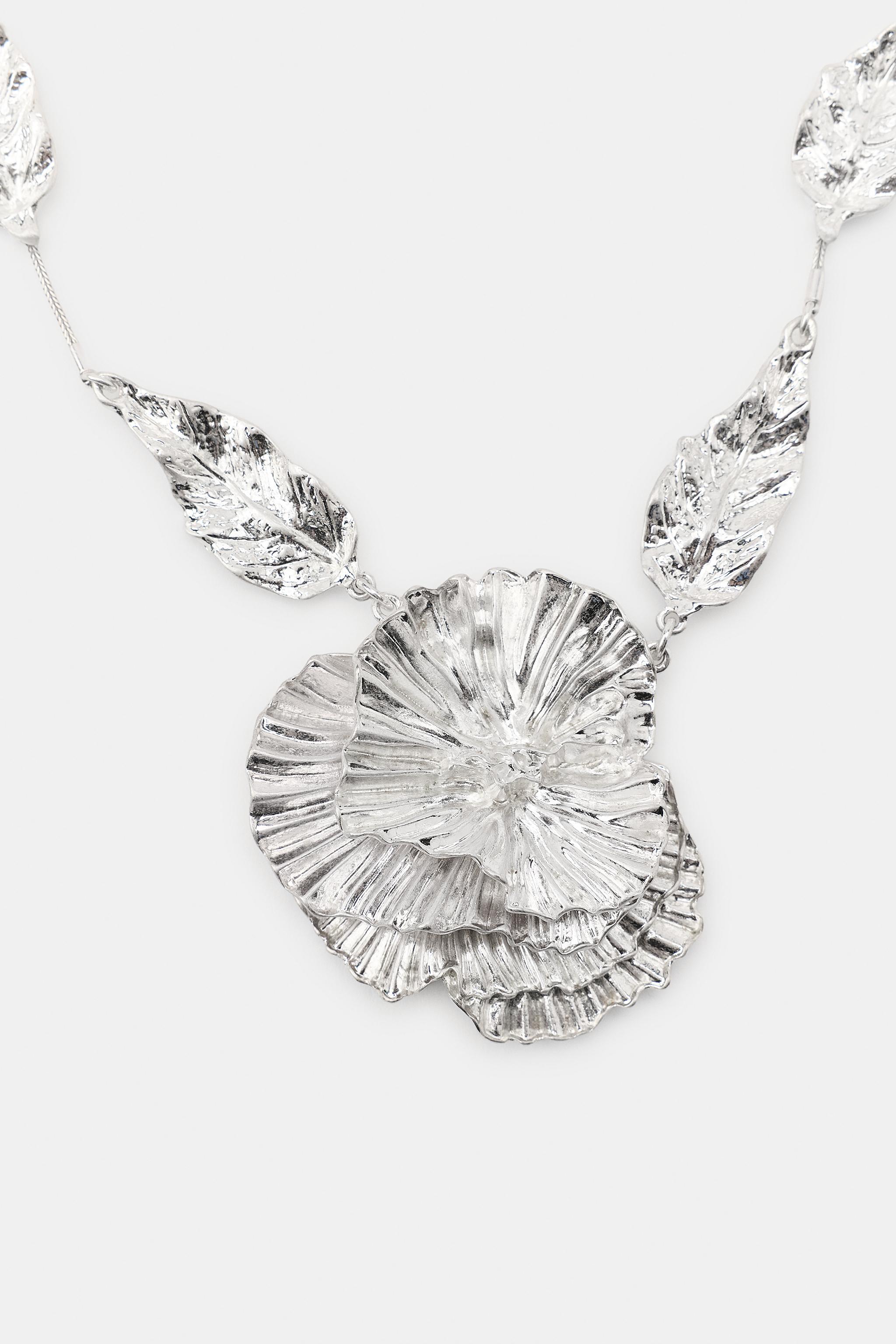 Женские аксессуары Zara EMBOSSED FLOWER NECKLACE — фото 3