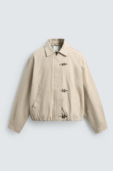 УКОРОЧЕННАЯ КУРТКА С ЗАСТЕЖКАМИ-КЛЫКАМИ — ЦВЕТ СЛИВОЧНОГО МАСЛА от Zara