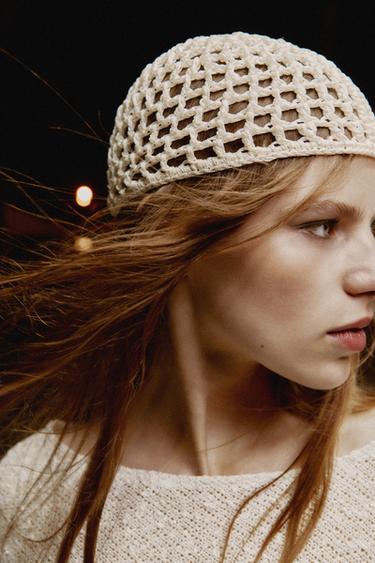 BONNET CALOT TRESSÉ - Blanc cassé de Zara