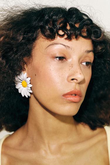 MAXI DAISY EARRINGS - White by Zara