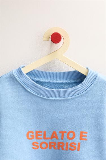 ТОЛСТОВКА ZARA TIMELESS С НАДПИСЬЮ — ГОЛУБОЙ от Zara