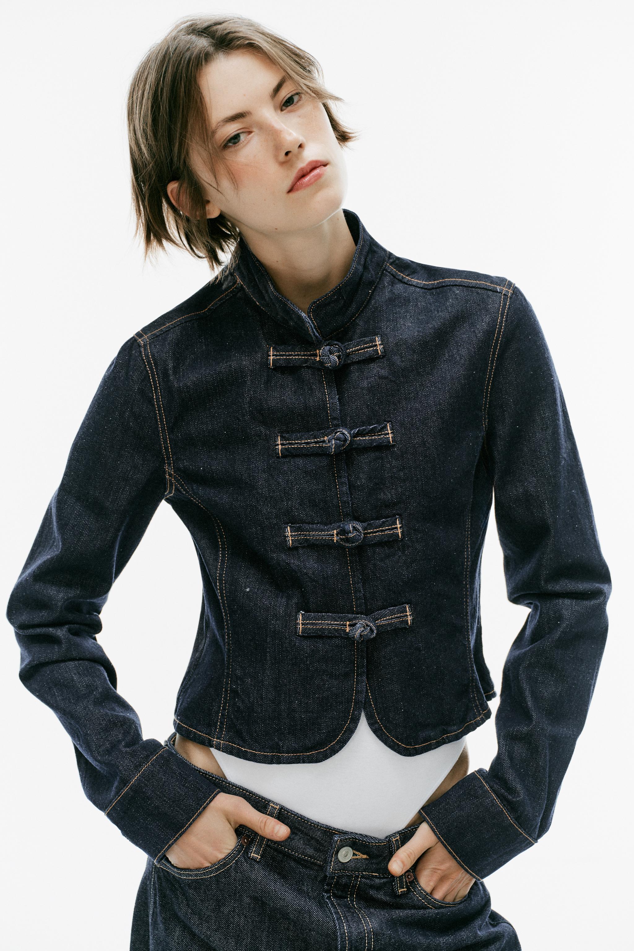 Женские куртки Zara TRF FITTED DENIM JACKET WITH FROG FASTENINGS — фото 2