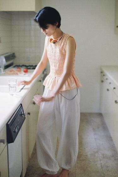 フルイドバルーンパンツホワイトZaraのフルイドバルーンパンツ - ホワイト