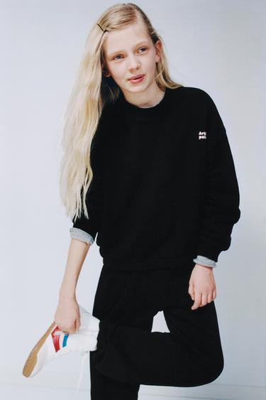 KOSTUM BLUZË HOODIE DHE PANTALLONA TË PUSHTA ME TEKST - E zezë nga Zara