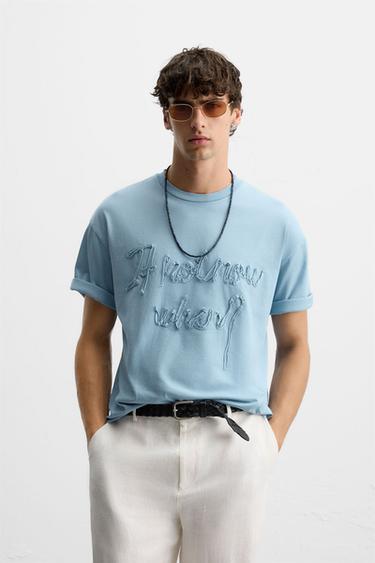 CAMISETA TEXTO RELIEVE - Azul de Zara